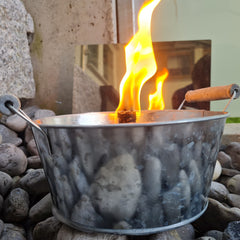 Schwabenfire Kleine Outdoor mit Dauerdocht Kerze in Zink-Schale mit Henkel, 16,5cm Durchmesser, Leicht & Stabil Stimmungsvolles Geschenk