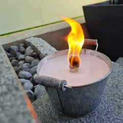 Schwabenfire Große Outdoor Kerze mit Dauerdocht in Zink-Schale mit Henkel, 20cm, Stabil, Wiederverwendbar, Ideal für Gartendeko