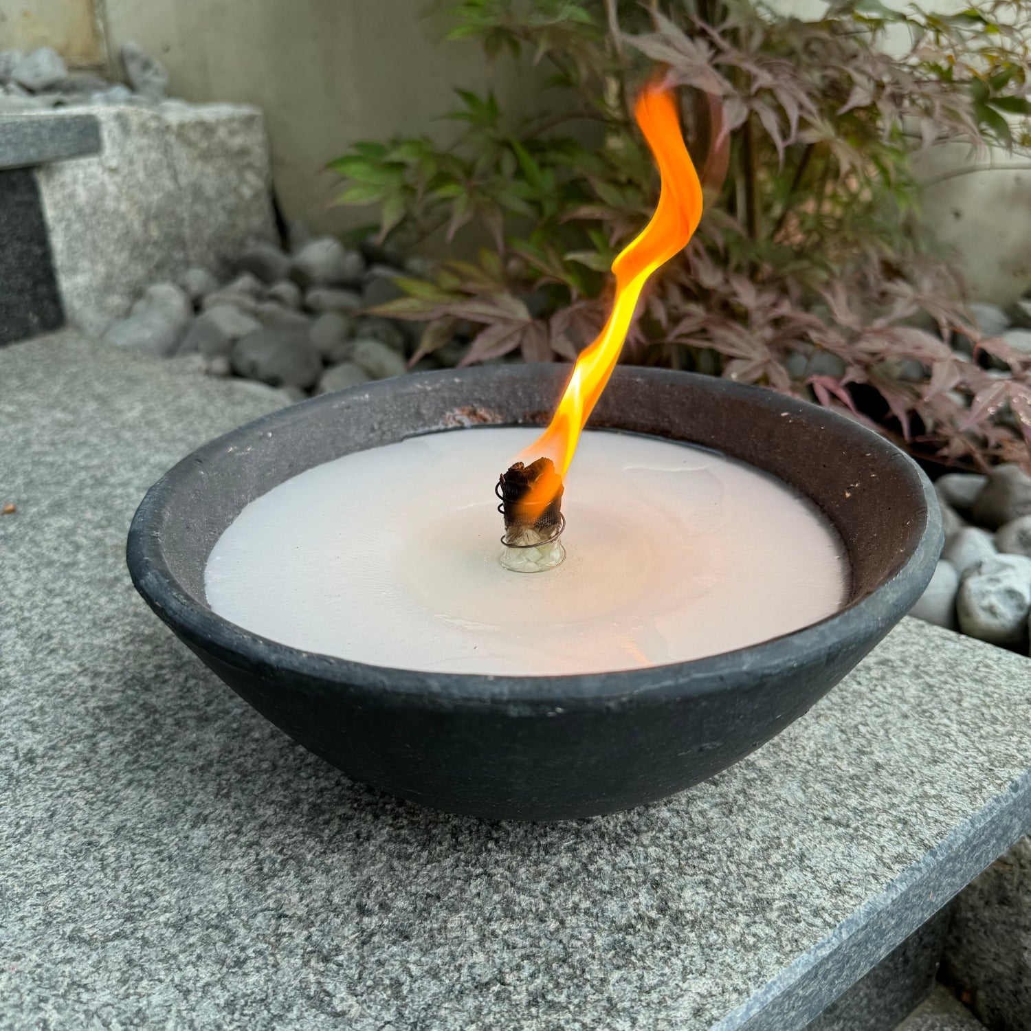 Schwabenfire große Outdoorkerze aus Terrakotta mit Dauerdocht Grau 100% handgemachte Kerze Made in Germany wetterfeste outdoor Kerzen
