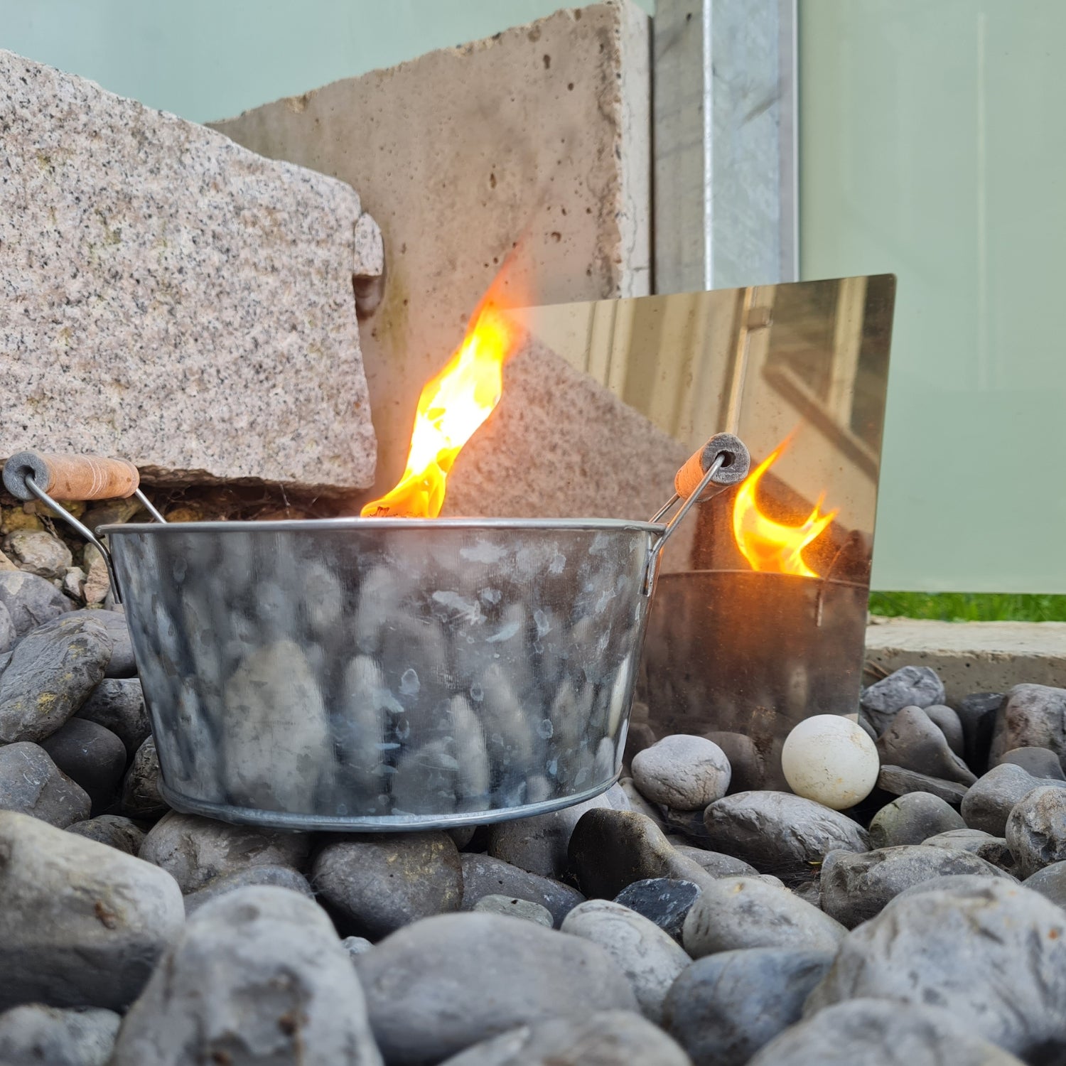Schwabenfire Kleine Outdoor mit Dauerdocht Kerze in Zink-Schale mit Henkel, 16,5cm Durchmesser, Leicht & Stabil Stimmungsvolles Geschenk