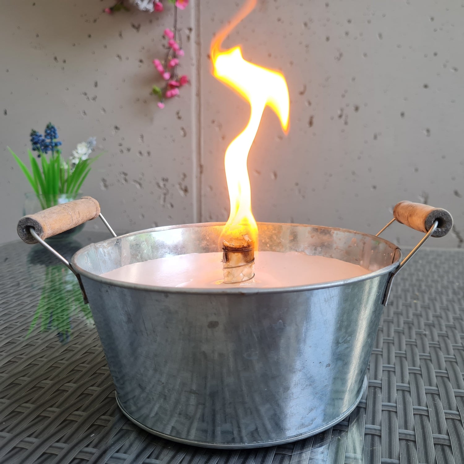 Schwabenfire Kleine Outdoor mit Dauerdocht Kerze in Zink-Schale mit Henkel, 16,5cm Durchmesser, Leicht & Stabil Stimmungsvolles Geschenk