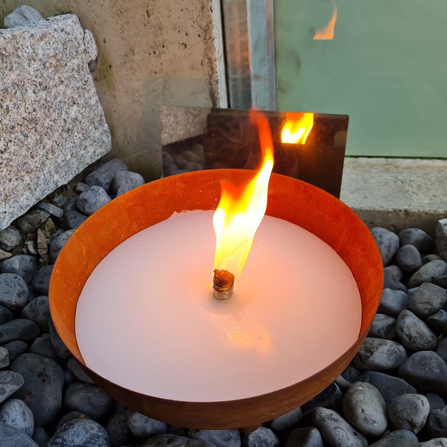 Schwabenfire Outdoorkerze mit Dauerdocht in Edelrost Metallschale Wied – RegioLust